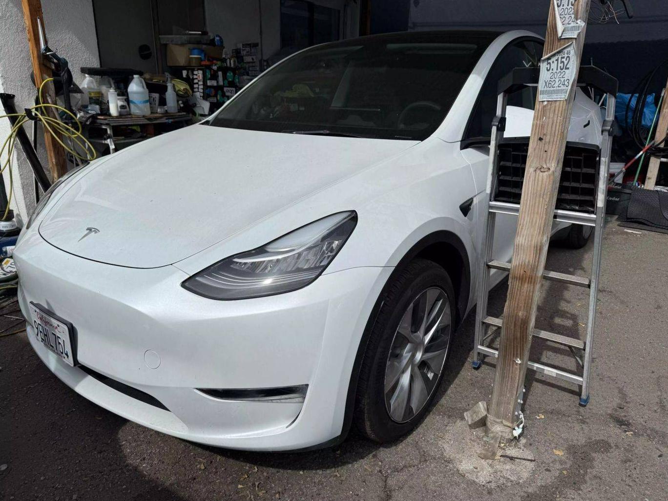 TESLA MODEL Y 2023 7SAYGDEE2PA035029 image